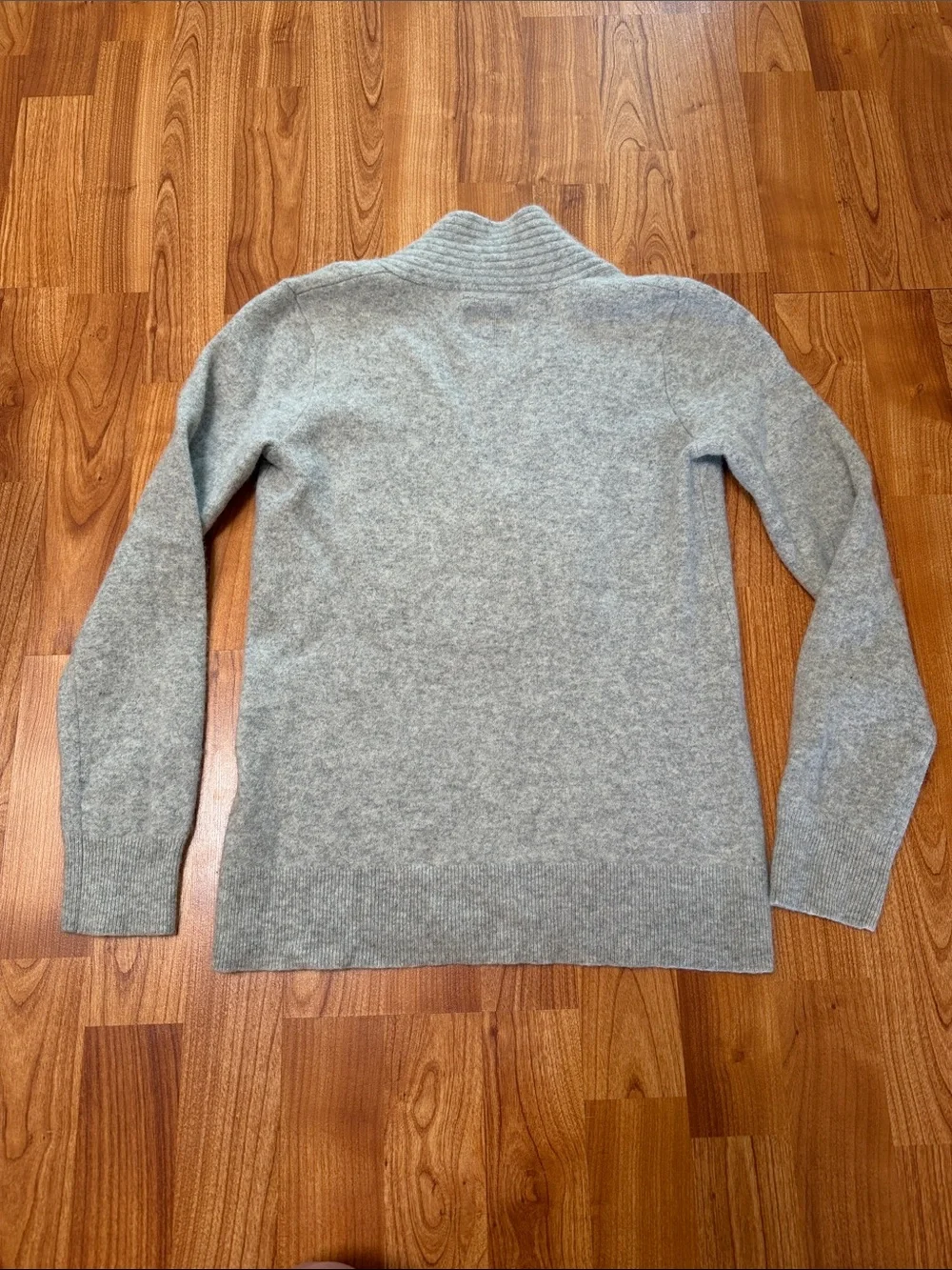 Club Monaco Heather Gray V-Neck Ribbed Knit Sweater